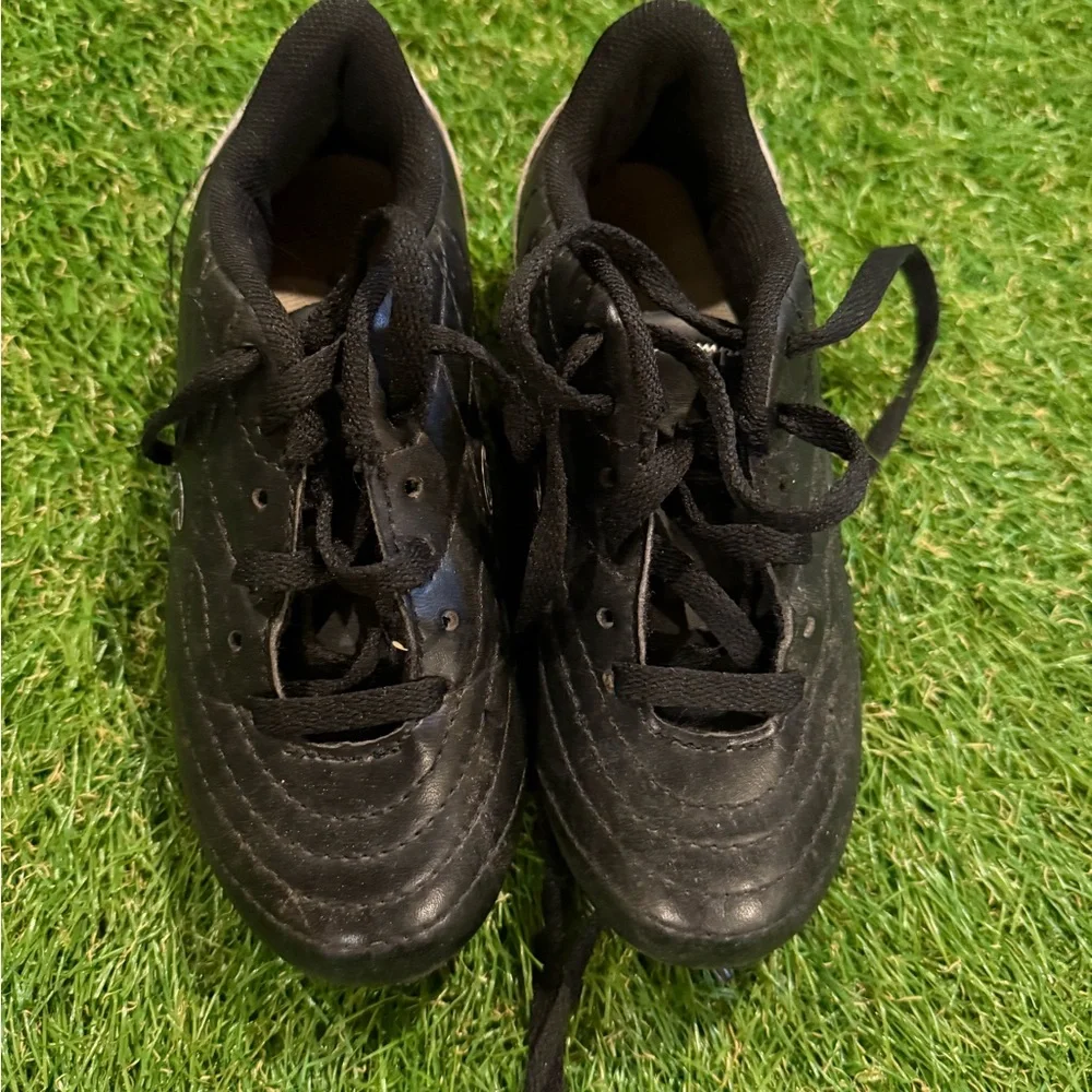 Champion Kids Black Soccer cleats - Picture 3 of 3